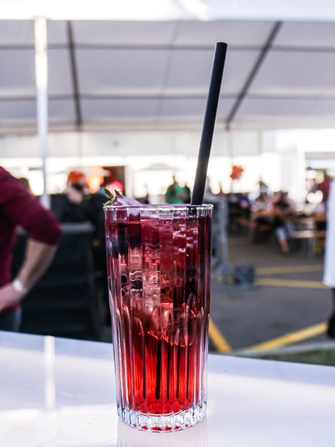 Gin s růžovou limonádou a ovocem